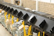 Skynet увеличивает пропускную способность посылок с помощью сортировочного устройства Interroll Crossbelt